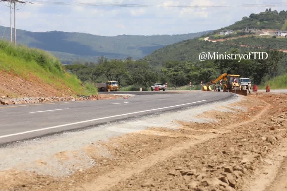 263Chat's tweet photo. Eighteen-point-three kilometers of the newly dualised Harare–Mazowe section are now open to traffic, marking a major milestone in the Harare–Kanyemba Road upgrade. 

Surfacing work is underway on a 3.7-kilometer stretch toward Blue Ridge, while crews focus on drainage and pedestrian walkways. 

The project is expected to boost connectivity and support regional economic growth.

Follow 263chat whatsapp channel on:
https://t.co/ClLPp0cpcz