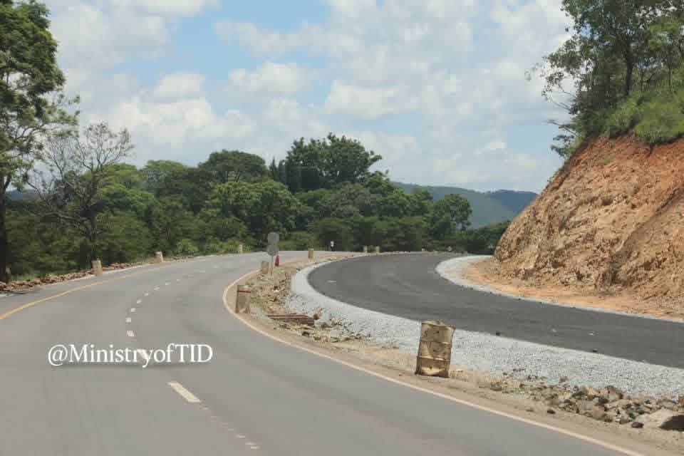 263Chat's tweet photo. Eighteen-point-three kilometers of the newly dualised Harare–Mazowe section are now open to traffic, marking a major milestone in the Harare–Kanyemba Road upgrade. 

Surfacing work is underway on a 3.7-kilometer stretch toward Blue Ridge, while crews focus on drainage and pedestrian walkways. 

The project is expected to boost connectivity and support regional economic growth.

Follow 263chat whatsapp channel on:
https://t.co/ClLPp0cpcz