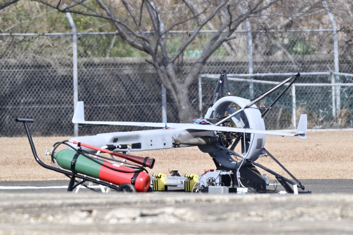 Bangasa2040's tweet photo. 2026年1月30日
由良基地に持ち込まれたシールドAI社の無人航空機V-BAT
公試中のちょうげいの入港を撮りに来たら既に港内にいて空振り。なんとなく周りを見回していたらいたのがコレ。
遠目では何か分からなかったが、望遠レンズで見たら驚いた。由良基地で試験をしているのだろうか?
#VBAT https://t.co/9mKkjZbVef