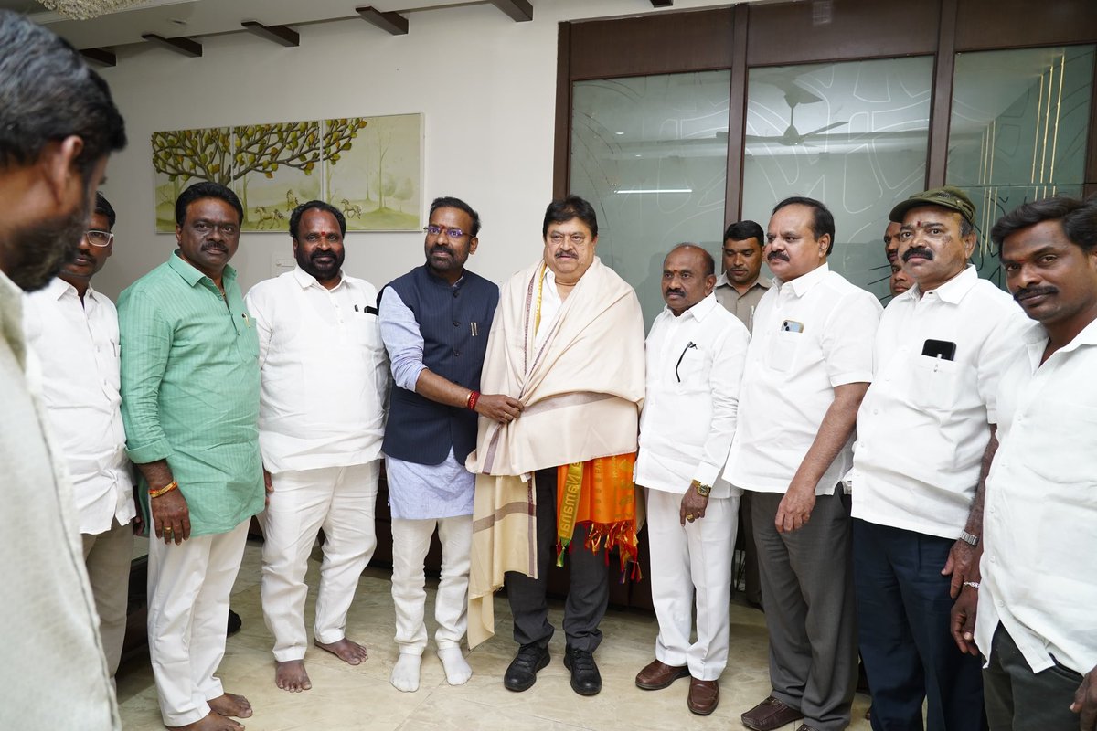 NRR_Office's tweet photo. జగిత్యాల పర్యటనలో భాగంగా కోరుట్ల చేరుకున్న @BJP4Telangana రాష్ట్ర అధ్యక్షులు శ్రీ @N_RamchanderRao గారికి కోరుట్ల బిజెపి అధ్యక్షులు మరియు స్థానిక నాయకులు, కార్యకర్తలు ఘన స్వాగతం పలికారు. https://t.co/EldwBuCZgf