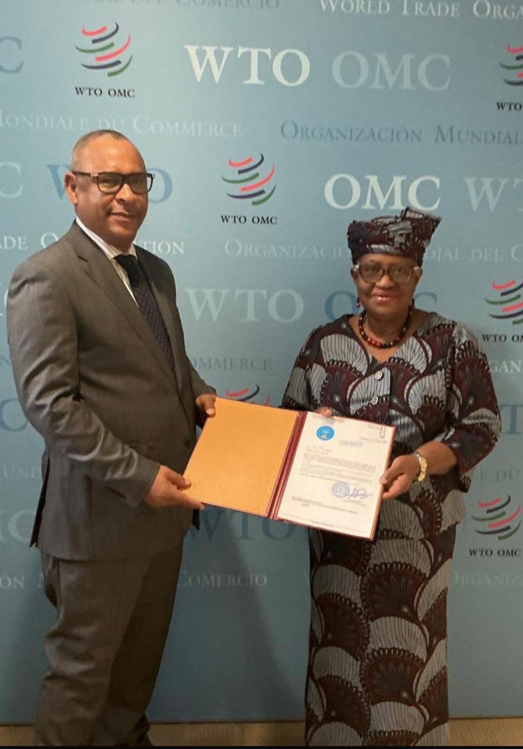 MaliMaeci's tweet photo. Après la présentation de ses Lettres d’accréditation, le 26 janvier 2026, à la Directrice générale de l'Office des Nations Unies à Genève, Son Excellence Monsieur Sekou dit Gaoussou CISSE, Ambassadeur, Représentant permanent du Mali à Genève, a poursuivi, le mercredi 28 janvier 2026, avec le même exercice de présentation de Lettres d’accréditation, cette fois-ci, auprès de Madame Ngozi Okonjo-Iweala, Directrice Générale de l'Organisation Mondiale du Commerce (OMC).

Au cours de l'entretien à la suite de la cérémonie, l’Ambassadeur CISSE a transmis à la Directrice les chaleureuses salutations des plus hautes Autorités du Mali, avant de réaffirmer son engagement à contribuer au renforcement continu des relations avec l'OMC, en soutenant les efforts de consolidation du système commercial multilatéral.

Faisant le plaidoyer en appui à la chaine de valeur du coton, il a attiré l'attention de la Directrice de l’OMC sur la nécessité de mettre fin aux subventions massives versées par les pays développés à leur secteur coton, sources de distorsions de concurrence au détriment des coton-culteurs du C4+. Dans la même veine, il a abordé les réformes engagées par notre pays en cohérence avec la vision stratégique Mali 2063, et souligné les efforts de transformation structurelle de l’économie nationale, de digitalisation des services publics, de lutte contre la corruption et de modernisation de l'agriculture dans une dynamique de développement des chaînes de valeur industrielles.

En réponse, Madame Ngozi a salué le dynamisme de la coopération tant avec le Mali qu’à l’échelle du C4+, et réaffirmé l'engagement de l'OMC à soutenir les initiatives en faveur du développement du coton, de la modernisation économique et de la facilitation des échanges commerciaux.

Bureau de l'Information et de Presse /MAECI.