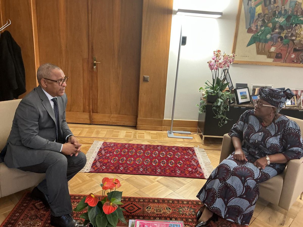 MaliMaeci's tweet photo. Après la présentation de ses Lettres d’accréditation, le 26 janvier 2026, à la Directrice générale de l'Office des Nations Unies à Genève, Son Excellence Monsieur Sekou dit Gaoussou CISSE, Ambassadeur, Représentant permanent du Mali à Genève, a poursuivi, le mercredi 28 janvier 2026, avec le même exercice de présentation de Lettres d’accréditation, cette fois-ci, auprès de Madame Ngozi Okonjo-Iweala, Directrice Générale de l'Organisation Mondiale du Commerce (OMC).

Au cours de l'entretien à la suite de la cérémonie, l’Ambassadeur CISSE a transmis à la Directrice les chaleureuses salutations des plus hautes Autorités du Mali, avant de réaffirmer son engagement à contribuer au renforcement continu des relations avec l'OMC, en soutenant les efforts de consolidation du système commercial multilatéral.

Faisant le plaidoyer en appui à la chaine de valeur du coton, il a attiré l'attention de la Directrice de l’OMC sur la nécessité de mettre fin aux subventions massives versées par les pays développés à leur secteur coton, sources de distorsions de concurrence au détriment des coton-culteurs du C4+. Dans la même veine, il a abordé les réformes engagées par notre pays en cohérence avec la vision stratégique Mali 2063, et souligné les efforts de transformation structurelle de l’économie nationale, de digitalisation des services publics, de lutte contre la corruption et de modernisation de l'agriculture dans une dynamique de développement des chaînes de valeur industrielles.

En réponse, Madame Ngozi a salué le dynamisme de la coopération tant avec le Mali qu’à l’échelle du C4+, et réaffirmé l'engagement de l'OMC à soutenir les initiatives en faveur du développement du coton, de la modernisation économique et de la facilitation des échanges commerciaux.

Bureau de l'Information et de Presse /MAECI.