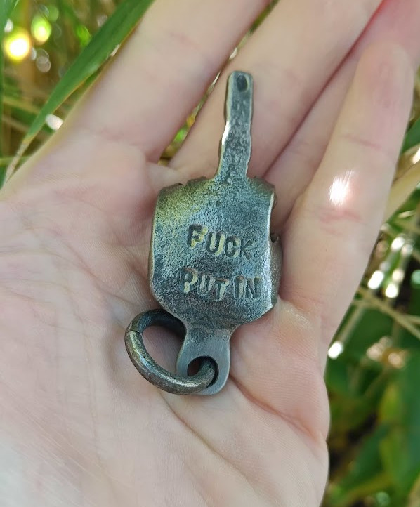 stejcz's tweet photo. Mám tu samodomo plonkovního krasavce na klíče. Těžká potvora, vhodná třeba k velké káře😁
Když ten prostředník chceš fakt ukázat.
Repost potěší.

Klidně předám v Olomouci. 
Případný dodatečný info přidám jako odpověď. https://t.co/E3Uc9RIHqu