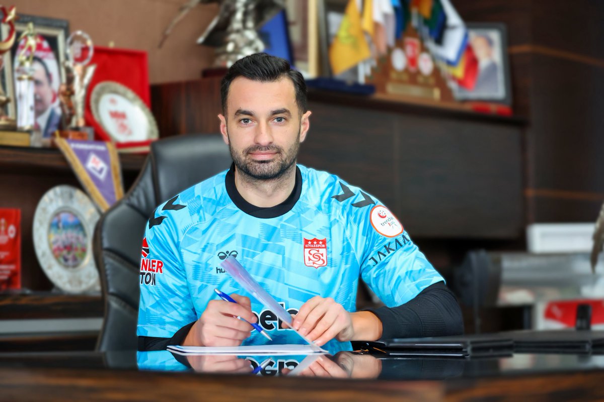 Gökhan Akkan Özbelsan Sivasspor’umuzda!

Kulübümüz, devre arası transfer döneminde millî kaleci Gökhan Akkan ile sezon sonuna kadar anlaşmaya varmıştır. Tecrübeli file bekçisine kırmızı-beyazlı formamız altında başarılar diliyoruz. ❤️🤍
