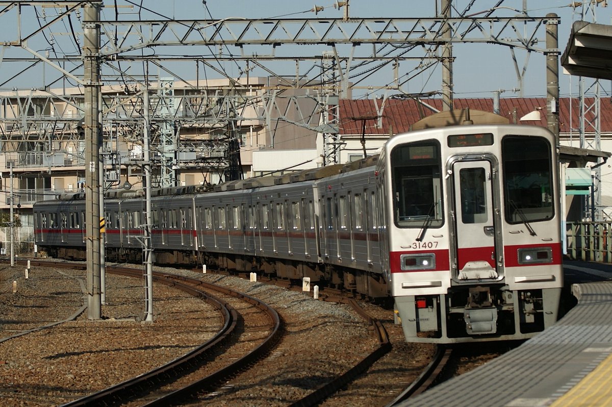 16年前の2010年1月30日に撮影した東武伊勢崎線
昨年アップしていない未公開画像から4枚
東急5000系と東武10000系はまだこの場所で見られますが、東急5000系の6ドア車は消滅し、東武10000系も既にリニューアル編成が離脱している事からもそう長くは無いかも知れませんね