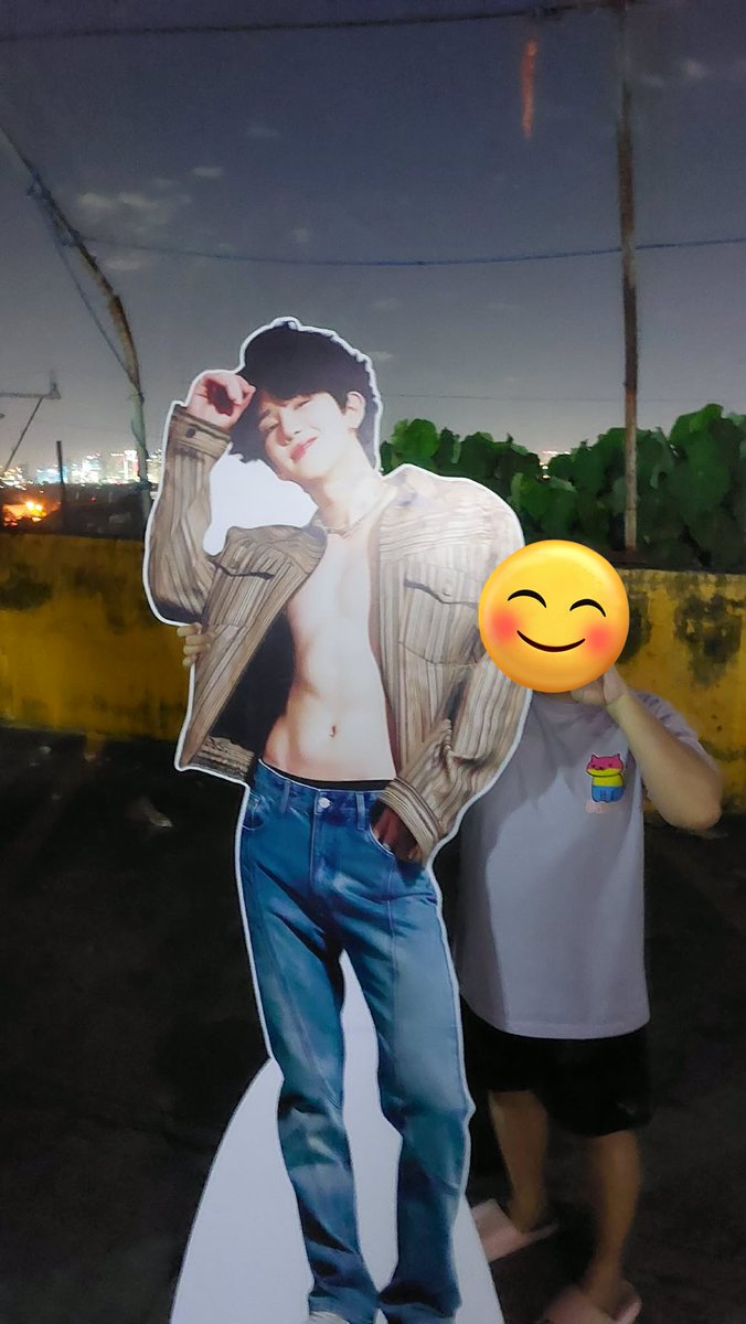 Kaoruru96's tweet photo. Late update sa standee 🤤🤤🤤🤤

as Antipolo po sya ehuee~ 
sya nakikita ko pag pasok ng pinto nmin AHAHAHAHHAA 

AFTERMATH POSTING NRIN~
Really enjoyed the cse~ ang gaganda ng freebies and ng kit 🥹🥹

Hope to see y'all again!!! 

#Byungjoo_108Bread https://t.co/TXGcuVeNwd