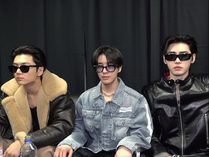 wryiting's tweet photo. #02z how does this trio reacts to "aku ketemu temen kamu di bumble"?

ft. #angrybao #shimchae #jangkku https://t.co/lNVZlzeMI7