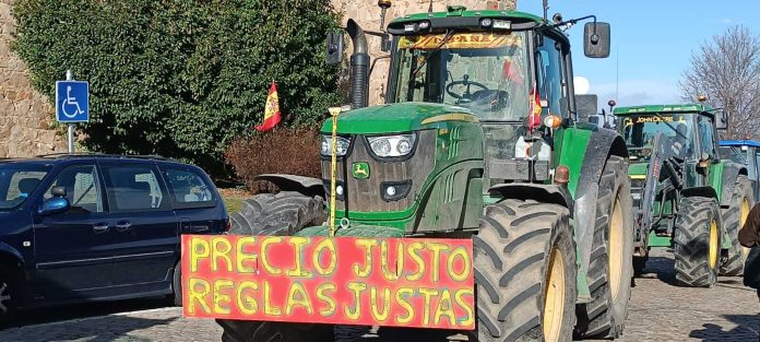 agropopular's tweet photo. 🔴Protestas: Turno para los productores de la provincia de Ávila

Cerca de 200 tractores han salido a las calles de la ciudad de Ávila, procedentes de toda la provincia
https://t.co/jURivpajP8 https://t.co/rEK4GD9gGw