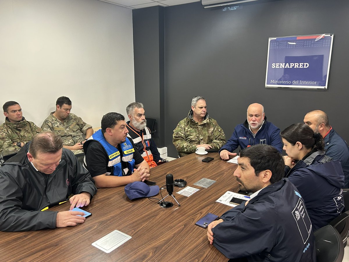 Senapred's tweet photo. En dependencias de @senapredbiobio, Ministro del Interior y autoridades locales realizan reunión de trabajo en torno a cursos de acción y entrega de nuevas ayudas a damnificados por incendios forestales. https://t.co/yBczZSeVIw