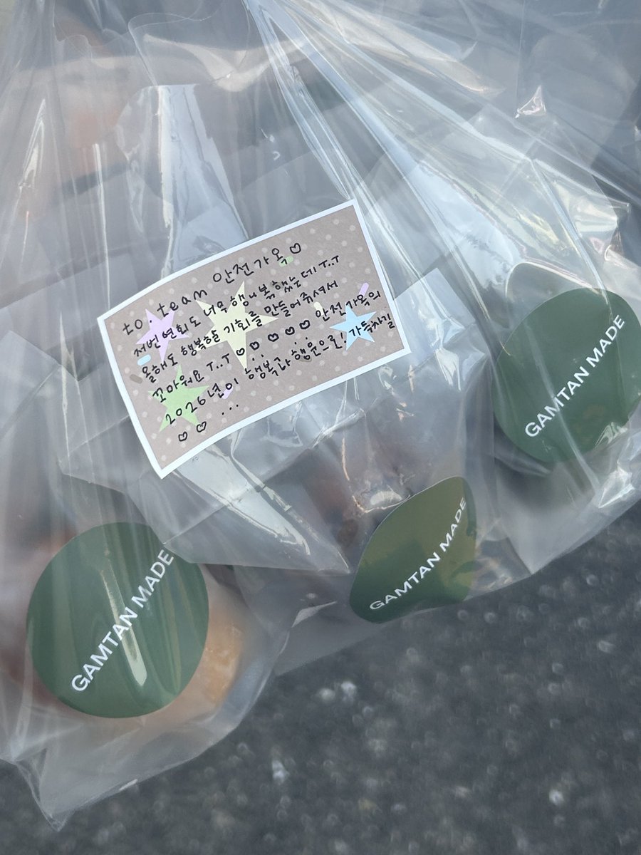 안전가옥 장르연회 ♡..♡

선물할 책까지 총 열다섯권 ! ! !

대표님께서 내려쥬신 커피도 마셔떠요 ~ ~

출판사가 커피 맛집이어도 되는곤가요? ㅠ ㅠ

영원히 안전가옥을 사랑하고 . . . 

안전가옥의 이야기를 기다려요 >..< ♡ ♡

내일 또 가야지 ! ! ㅠ ㅠ

#장르연회더갈라 #안전가옥_찐팬인증