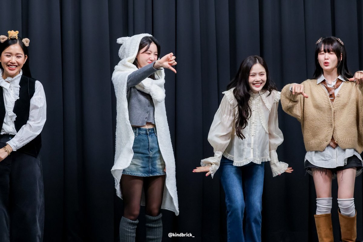 260117 시그 팬사인회

데뷔 11년차의 앙탈이란 😆

<a href="/WM_OHMYGIRL/">오마이걸 (OH MY GIRL)</a>
#오마이걸 #OHMYGIRL
#효정 #미미 #승희 #유빈
#HYOJUNG #MIMI #SEUNGHEE #YUBIN