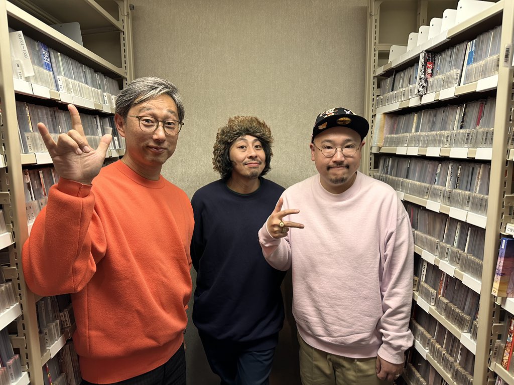 今日深夜3時からの #FMヨコハマ は『あつあつ音楽人』🔥

#Emerald からボーカル・中野陽介さん、ギター・磯野好孝さんをお迎え‼️
新曲『YOU feat. YonYon』について伺います。

横浜愛強すぎ注意です🚢⚠️

📻radiko.jp/share/?t=20260…

#atat847 #オンガクビト