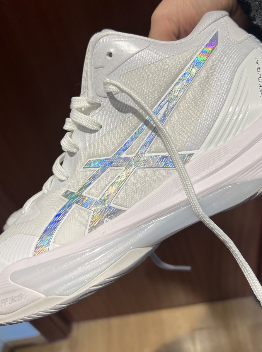 lauritula's tweet photo. ASICS sacó unas zapas de voley con brilli brilli y no puedo estar más feliz #ShinePack #SkyEliteFF3 @ASICSspain https://t.co/czqBli8avp