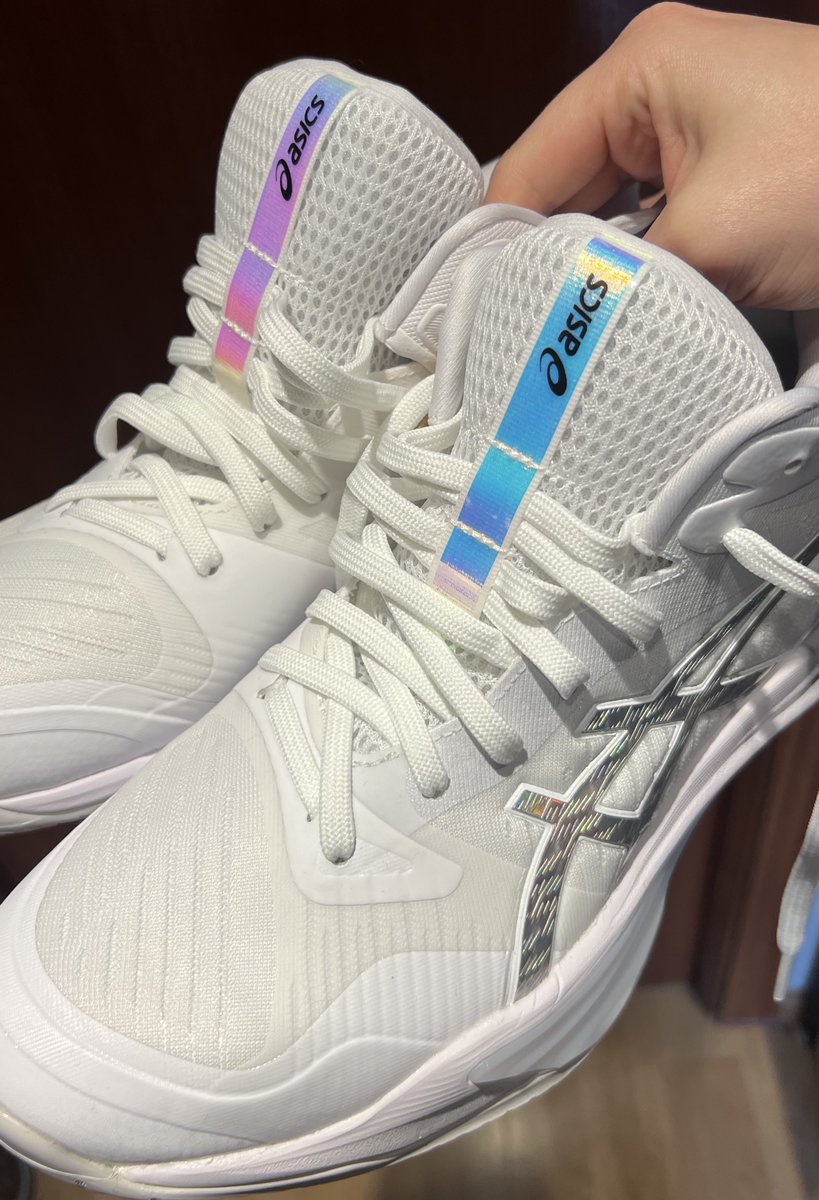 lauritula's tweet photo. ASICS sacó unas zapas de voley con brilli brilli y no puedo estar más feliz #ShinePack #SkyEliteFF3 @ASICSspain https://t.co/czqBli8avp