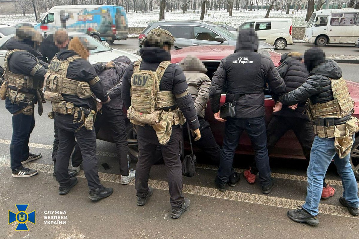 EuromaidanPress's tweet image. They tracked soldiers' homes. They mapped out parking spots. Then they picked up two homemade bombs from a cache using GPS coordinates sent by their Russian handler.

But the SBU was already watching.

Ukraine's security service says it arrested three suspected FSB agents in…