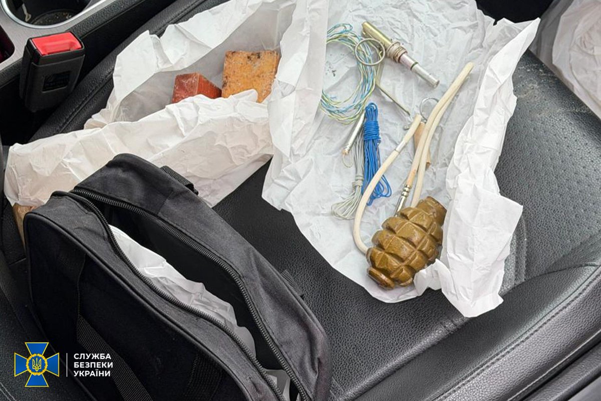 EuromaidanPress's tweet image. They tracked soldiers' homes. They mapped out parking spots. Then they picked up two homemade bombs from a cache using GPS coordinates sent by their Russian handler.

But the SBU was already watching.

Ukraine's security service says it arrested three suspected FSB agents in…