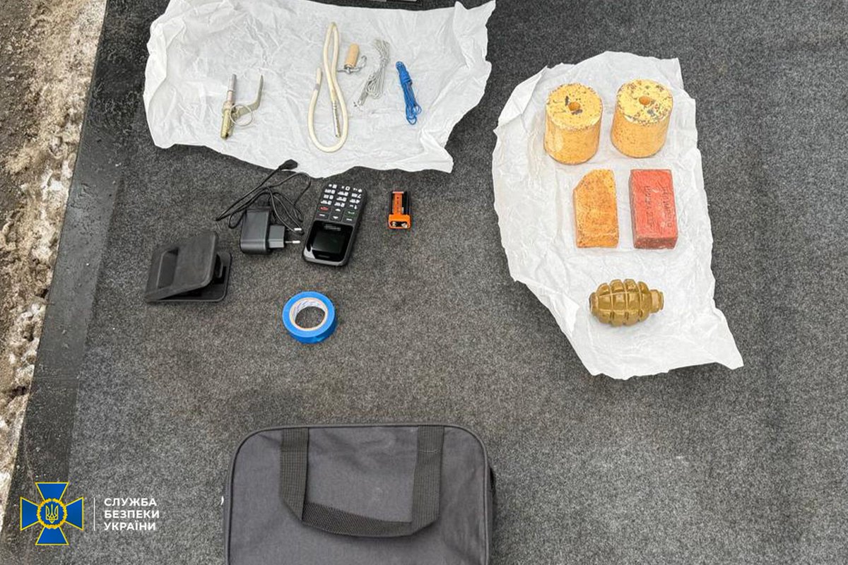 EuromaidanPress's tweet image. They tracked soldiers' homes. They mapped out parking spots. Then they picked up two homemade bombs from a cache using GPS coordinates sent by their Russian handler.

But the SBU was already watching.

Ukraine's security service says it arrested three suspected FSB agents in…
