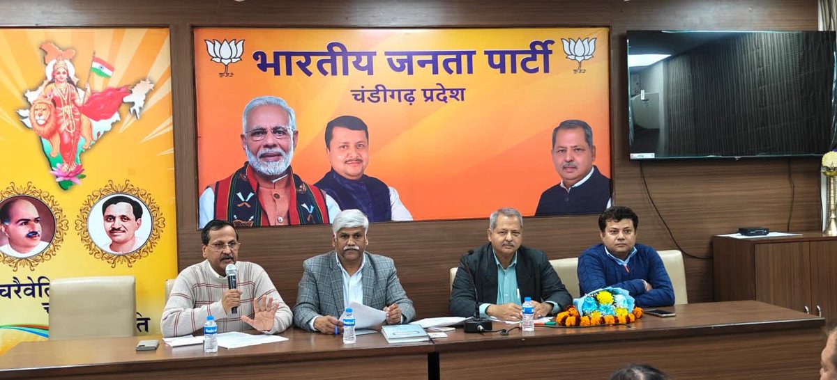 BJP4Chandigarh's tweet photo. भाजपा प्रदेश कार्यालय कमलम में आगामी केंद्रीय बजट 2026 के संदर्भ में प्रदेश अध्यक्ष श्री जतिंदर पाल मल्होत्रा जी की अध्यक्षता में कार्यशाला आयोजित हुई ,कार्यशाला में कार्यक्रम संयोजक श्री राजकिशोर जी, सह संयोजक डॉ Dharinder Tayal जी, प्रदेश महामंत्री श्री Sanjeev Rana जी, प्रदेश पदाधिकारी, जिला अध्यक्ष, जिला पदाधिकारी, मोर्चा, प्रकोष्ठ एवं विभागों के पदाधिकारी मौजूद रहे।

सभीं पार्टी कार्यकर्ताओं एवं पदाधिकारियों को आग्रह किया कि वे पूरी निष्ठा और जिम्��ेदारी के साथ आगामी बजट में प्रस्तावित योजनाओं और नीतियों की सही जानकारी संगठन के प्रत्येक स्तर तक पहुंचाएं, ताकि उनका लाभ वास्तविक रूप से ��मजन तक पहुँच सके।

सभी भाजपा कार्यकर्ताओं ने ये संकल्प लिया कि वे सरकार की जनकल्याणकारी योजनाओं को समाज के अंतिम पायदान पर 
पहुँचाने का प्रयास करेंगे ताकि कोई भी पात्र सरकारी योजनाओं के लाभ से वंचित न रहे।

हमारा लक्ष्य केवल योजनाएँ बनाना नहीं, बल्कि उनकी प्रभावी अंतिम छोर तक पहुँच सुनिश्चित करना है। जब योजनाओं का लाभ गरीब, वंचित, किसान, महिला, युवा और जरूरतमंद तक पहुँचता है, तभी सच्चे अर्��ों में अंतोदय होता है।

जय भाजपा तय भाजपा।
#केंद्रीयबजट2026 #अंत्योदयकेसाथ #सेवा_सुशासन_समर्पण
#Chandigarh 
@JPMalhotra