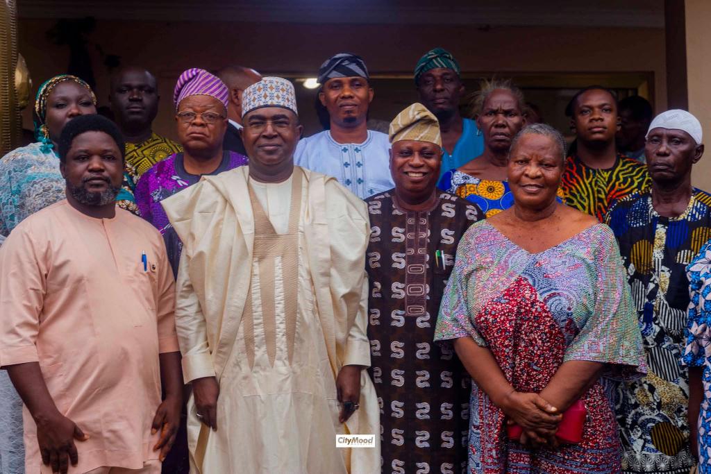 *Marwa Pays Condolence Visit To Akran Of Badagry Palace, Recalls Final Friday Encounter...*

facebook.com/share/p/1DQAQz…

*#CityMoodBadagry*