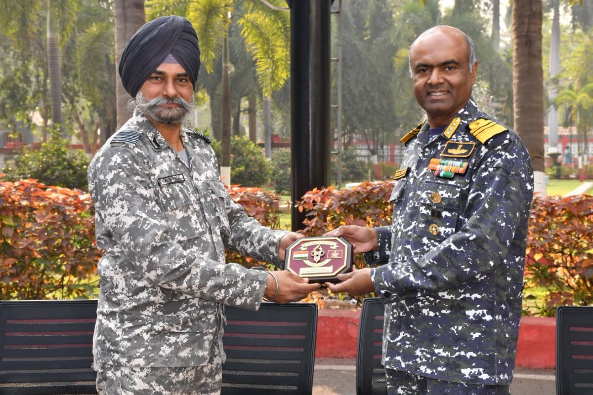 IN_HQENC's tweet image. 🇮🇳 225 student officers of the 81st Staff Course at DSSC, #Wellington and 90 officers of the 8th DSTSC at MILIT, #Pune visited Eastern Naval Command for an Industrial and Demonstration Tour. 
⚓️The visit provided a comprehensive overview of naval operations and the roles &amp;amp;
