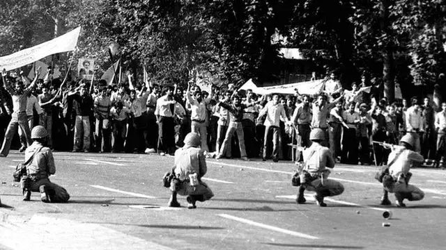 میگن شاه وقتی فهمید مردم نمیخوانش‌ رفت؟ سربازای شاه همون موقع تو خیابون: