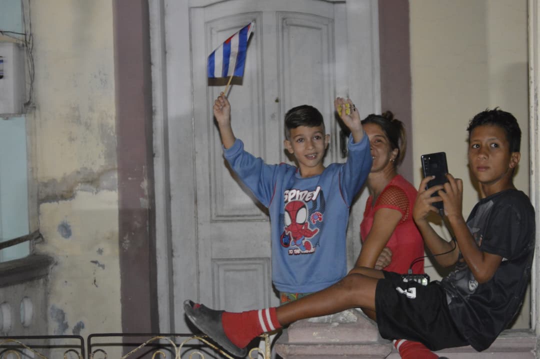 Ahora el presidente #DonaldTrump impone un bloqueo en la entrada de Crudo (Petróleo) a #Cuba con la supuesta teoría de derrocar nuestro gobierno.
¿A quién le perjudica que no haya Petróleo? ¿Al gobierno o al Pueblo?

#AbajoElBloqueo 
#100AñosConFidel 
#FeuUCMPinar