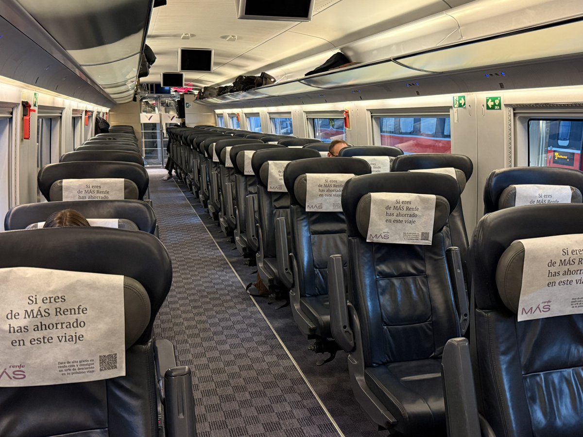 El #AVE (Barcelona - Madrid por la tarde) está casi vacío, mientras que los vuelos están completos.
Todavía parados hace 20 mins / puertas cerradas 
Madrid a Barcelona con el AVE, el viaje duró 4 horas en lugar de las 2,5 horas habituales.
#madrid #barcelona #accidenteferroviario