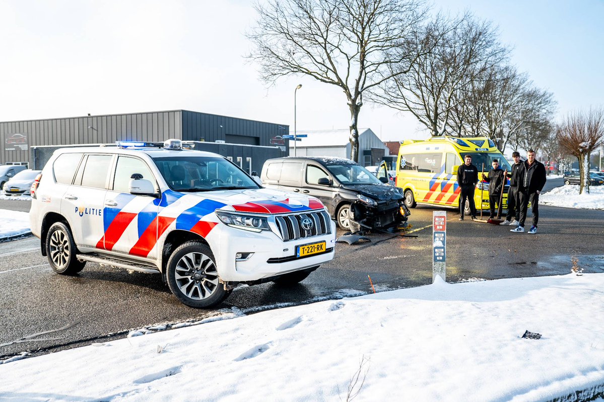 Veel schade bij botsing met twee bestelbusjes in Oosterwolde