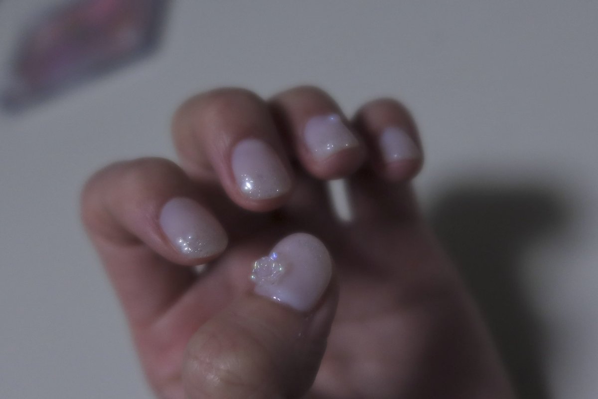 _12diamonds_'s tweet photo. ネイル可愛かった🩶💜バラがオーロラにつやんつやん輝くの１ヶ月全く飽きないの https://t.co/a40uGE35cn