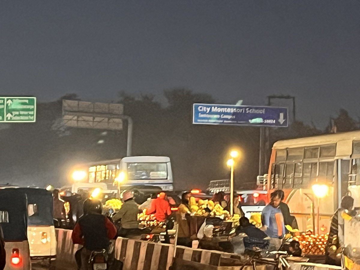 sankalpboss's tweet photo. माड़ियाओं में आपका स्वागत , दिन हो या रात अतिक्रमण आपकी सेवा में , शासन-प्रशासन मौन , ट्रैफिक पुलिस नदारद , एल्डिको लक्सा के सामने के ताज़ा हालत @lkopolice @uptrafficpolice @Uppolice @AdminLKO 
कृपया समाधान करने का कष्ट करें https://t.co/OQa6PM4HNH