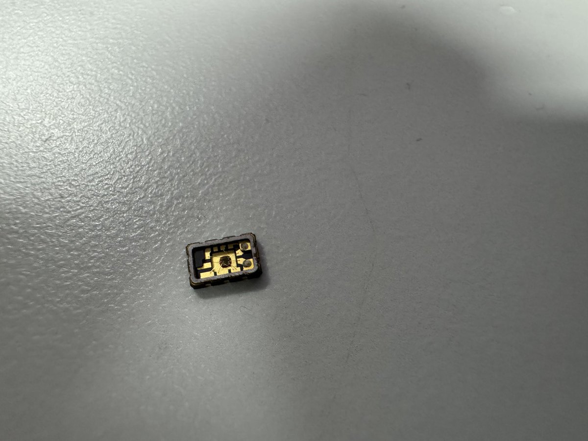 MicroscopeEOC's tweet photo. Using a super-depth-of-field microscope, the three-dimensional data of the chip and substrate are captured under high magnification, allowing for real-time measurements from any point on the substrate to the four corners of the chip surface.#microscope#chip https://t.co/aeSOF0RUwV