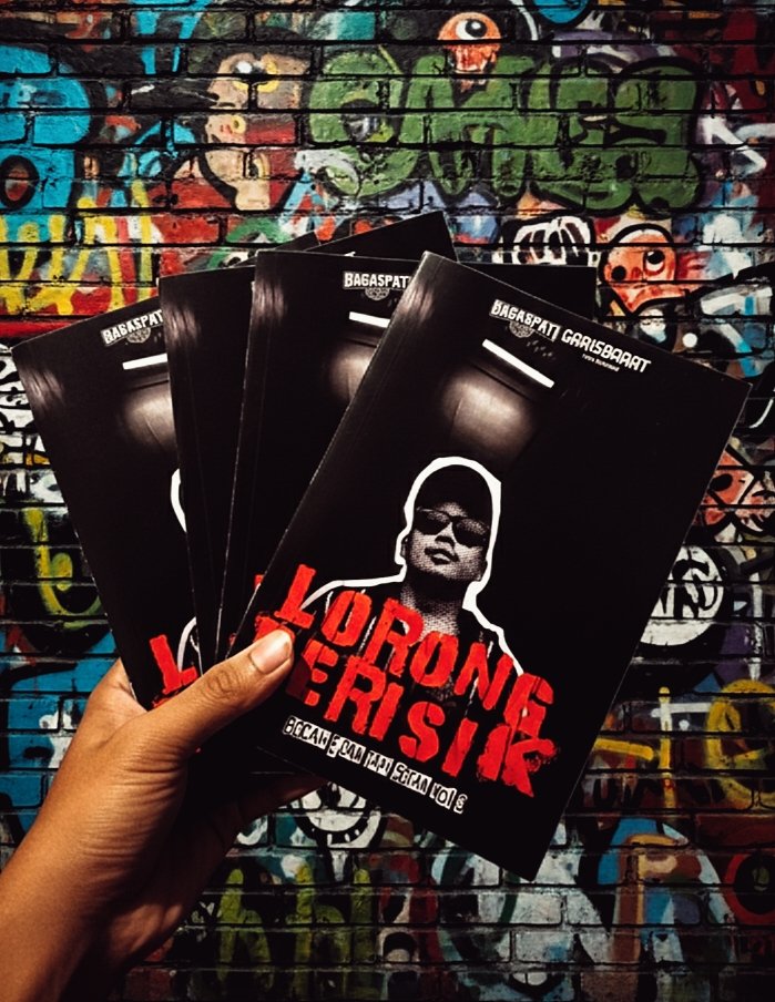 LORONG BERISIK

Kolaborasi bareng <a href="/GARIS_BARAT/">GARIS BARAT</a>
Kali ini kami kembali menulis pesan cinta, sebagai upaya kecil menghidupkan minat membaca diantara suporter Sleman.
Dapatkan zine ini gratis di utara gate A selepas magrib dan di tribun utara saat jeda pertandingan. 💚

#Utarakan