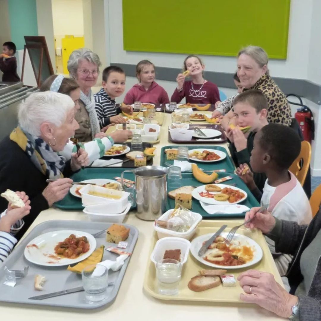 👩‍🦳En Bretagne, une cantine intergénérationnelle mise en place ! Un vendredi par mois, des personnes âgées viennent partager un repas avec des élèves de maternelle et de primaire. Un projet de partage plus que fédérateur. ❤ (France Bleu) 

📸 Maire de Saint-Thurial