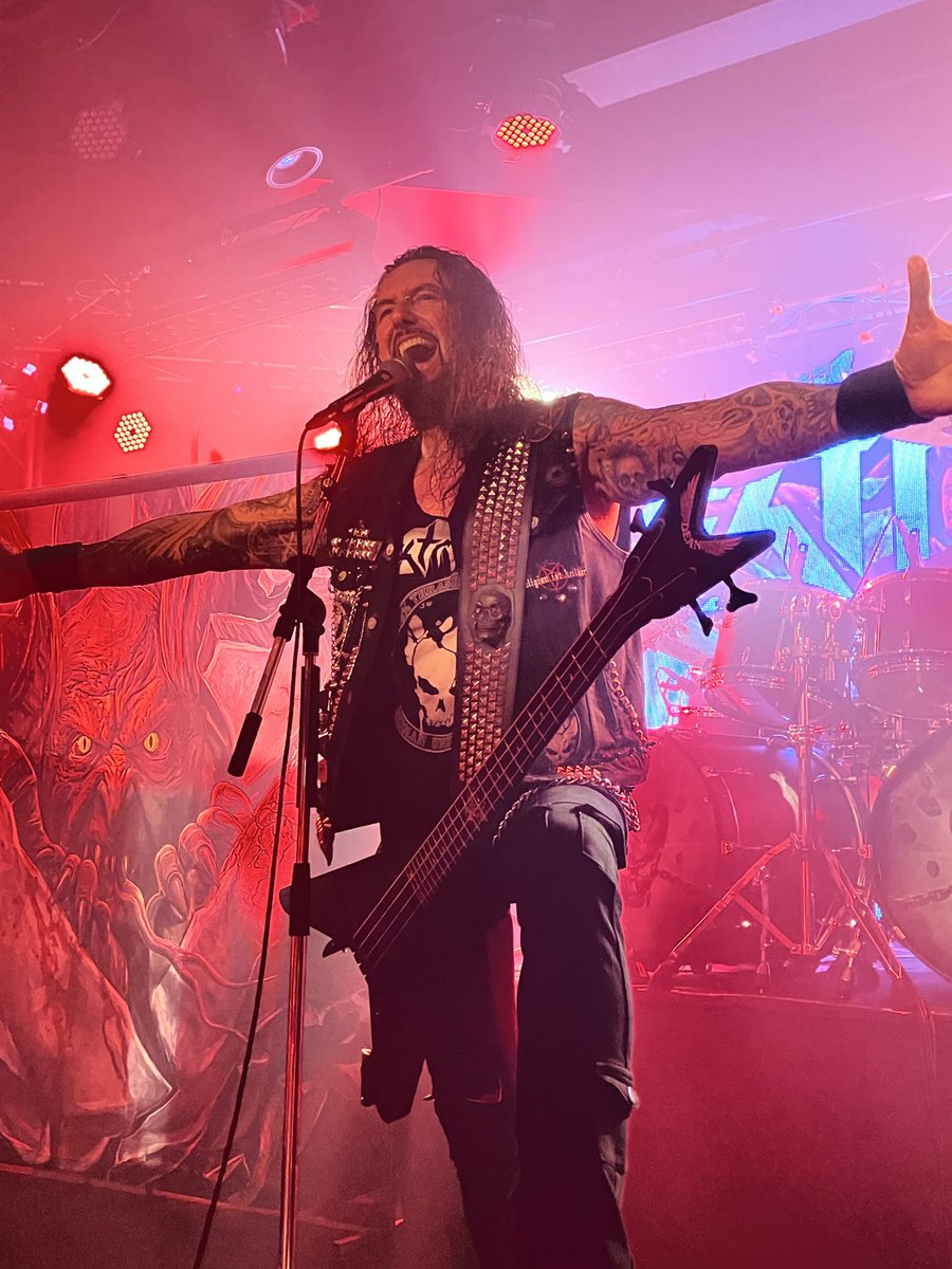 KUROIRO35608's tweet image. #Destruction のライブを観て来ました。
デストラクションは10年振り🤘
最近はスラッシュメタルの現場がかなり不足(去年はKerry Kingのみ)😢
嬉しくて最前列で思いっきり首を振っているとシュミーアが私を指差してピックを渡してくれました😀
明日のためにヘドバン控えめにと考えてましたが結局全力😅