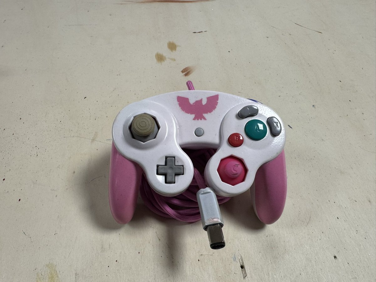 Todavía sigo subiendo Nadia que hice el año pasado… 🫠
Estos dos se van para Uruguay a la escena de casa 
Para pollo que juega pollo y fox 
Y Solid con ese pink falcon 
A ver si este año me paso por un monthly 🫶
<a href="/MeleeUruguay/">Melee Uruguay</a>