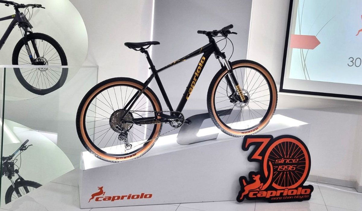 JaBiHCapriolo's tweet photo. 🎉 30 godina Capriola! 🚲✨
Tri decenije inovacija, strasti i ljubavi prema biciklizmu. 🌟
Danas u Bačkoj Topoli predstavljamo najnovije modele 2026. 💪
#jabihcapriolo #capriolobicikli #Capriolo2026 #Bicikli #BačkaTopola #30GodinaCapriola https://t.co/P0vmme6B8s