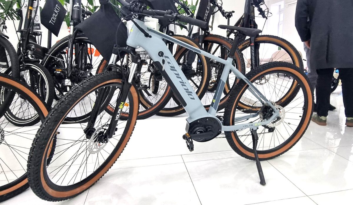 JaBiHCapriolo's tweet photo. 🎉 30 godina Capriola! 🚲✨
Tri decenije inovacija, strasti i ljubavi prema biciklizmu. 🌟
Danas u Bačkoj Topoli predstavljamo najnovije modele 2026. 💪
#jabihcapriolo #capriolobicikli #Capriolo2026 #Bicikli #BačkaTopola #30GodinaCapriola https://t.co/P0vmme6B8s