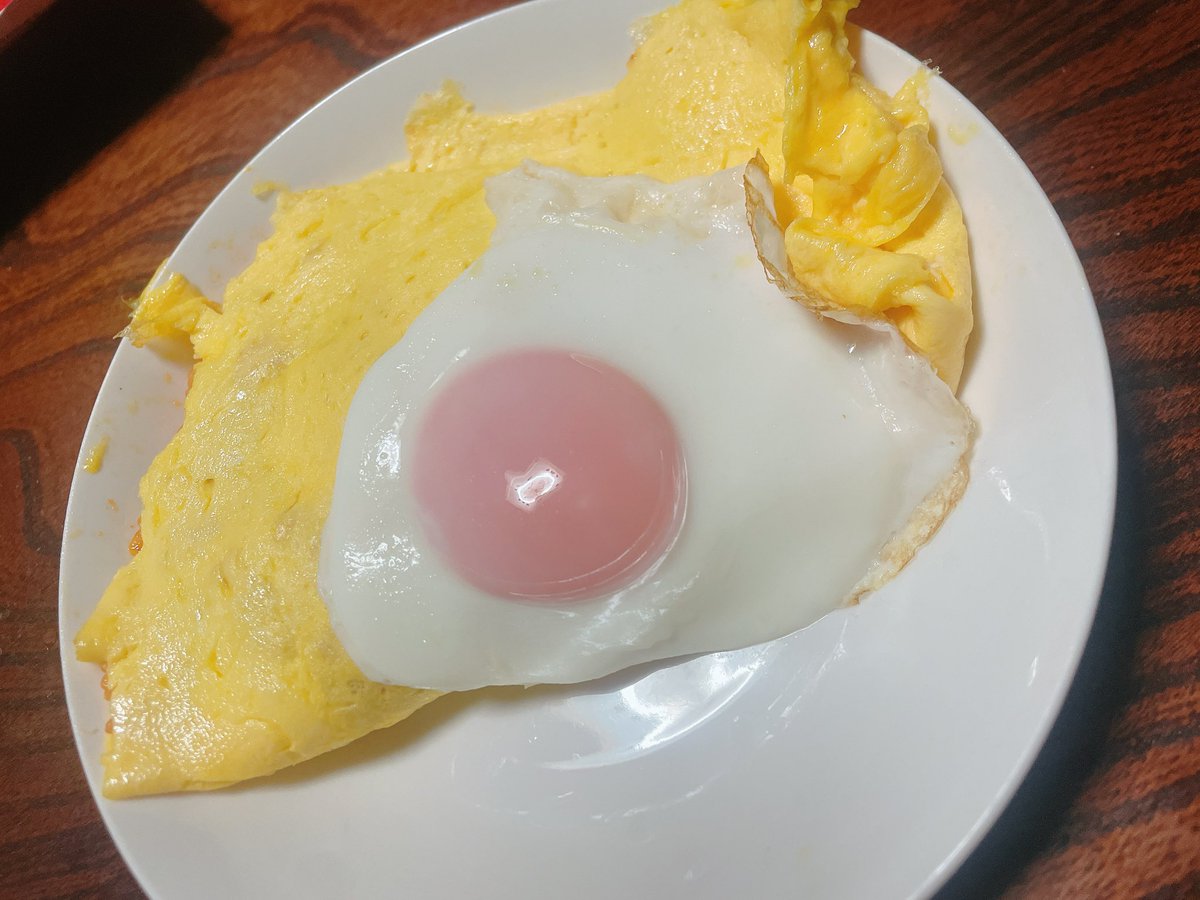 d_pitsu's tweet photo. オムライス作ろう！→フライパンを熱する→フライパンの横のボールに卵を入れよう→熱したフライパンに卵をそのまま落とす→？？？→完成品 https://t.co/CAghHp0t43
