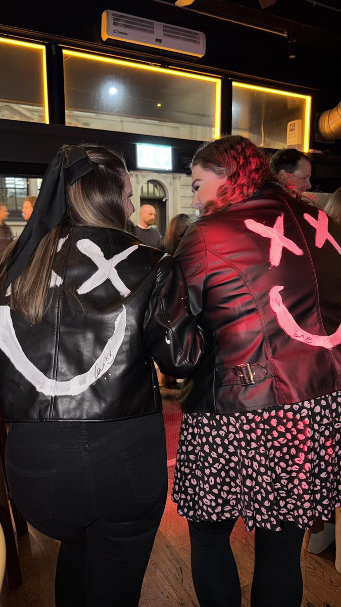 danniileaa's tweet photo. ❤️🖤 @KirstyLBx https://t.co/HCVpsXsGAf