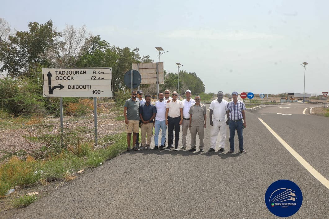 ETEmbassyJIB's tweet photo. Delegation visits the Eldar Baleho Corridor - a vital 120 km route connecting Djibouti and Ethiopia. It facilitates imports like coal and metals from Tadjourah Port to Ethiopia, while also serving as an alternative path for vehicles traveling from Ethiopia to Djibouti’s ports. https://t.co/kIz5ctBGly