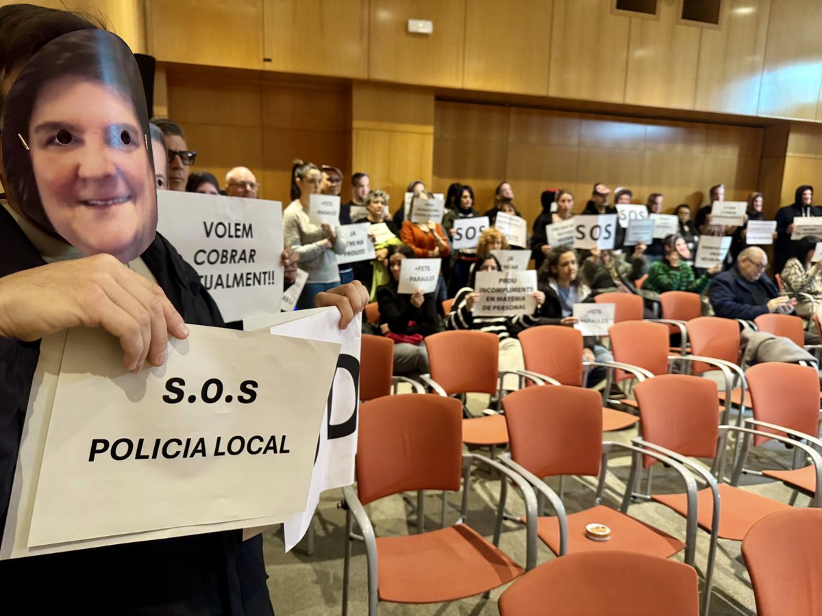 UGT_SP_TGN's tweet photo. 📢 Avui, les treballadores i els treballadors de l’Ajuntament de Cambrils ens hem mobilitzat al Ple municipal, primer, i després amb una xiulada al vestíbul de la casa de la vila, per denunciar una situació insostenible que fa massa temps que s’arrossega.

⁉️ Què està passant? ❌ Col·lapse greu del departament de Recursos Humans. ❌ Incompliment d’acords assolits. ❌ Falta de planificació, lideratge i solucions reals. ❌ Impacte directe en les condicions laborals i en el servei públic.

✊🏼 Des de la UGT, sindicat majoritari a l’Ajuntament, exigim: ✔️ Mesures urgents i estructurals. ✔️ Compliment immediat dels compromisos adquirits. ✔️ Responsabilitats polítiques davant la incapacitat de gestió.  
🤬 No volem més excuses ni més promeses buides. Les paraules ja no serveixen, volem fets i solucions immediates! 

#UGT #ServeisPúblics #Tarragona #Cambrils @ugt_sp_cat