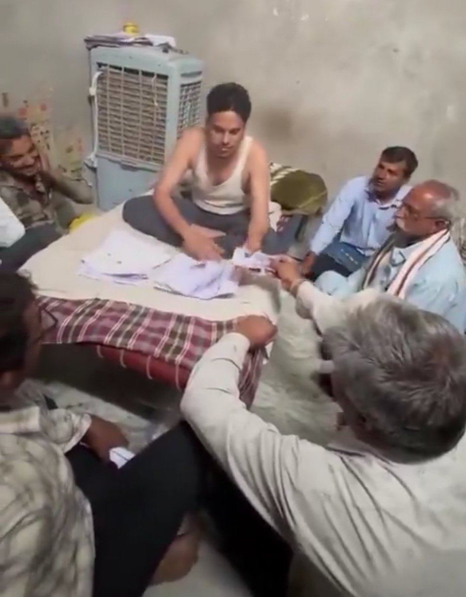 ShikshaNewsRaj1's tweet photo. "लोकतंत्र" या "लूटतंत्र"? 

जोधपुर के शेरगढ़ की यह तस्वीर देखने के बाद आप तय कीजिए कि..

'जनता का सेवक' कौन है और 'मालिक' कौन! 🧵👇

मिलिए शेरगढ़ के पटवारी दिनेश जाणी से..

खुद चारपाई पर 'महाराजा' बनकर विराजे हैं और अन्नदाता उनके पैरों के पास जमीन पर..

हाथों-हाथ 'सेवा शुल्क' (रिश्वत) का लेन-देन भी चालू है। फाइलें बाद में हिलती हैं, पहले जेब गर्म होनी चाहिए! 💸

@CP_Jodhpur @RajGovOfficial 
@BhajanlalBjp @GovindDotasra 
@HemantMeenaBJP