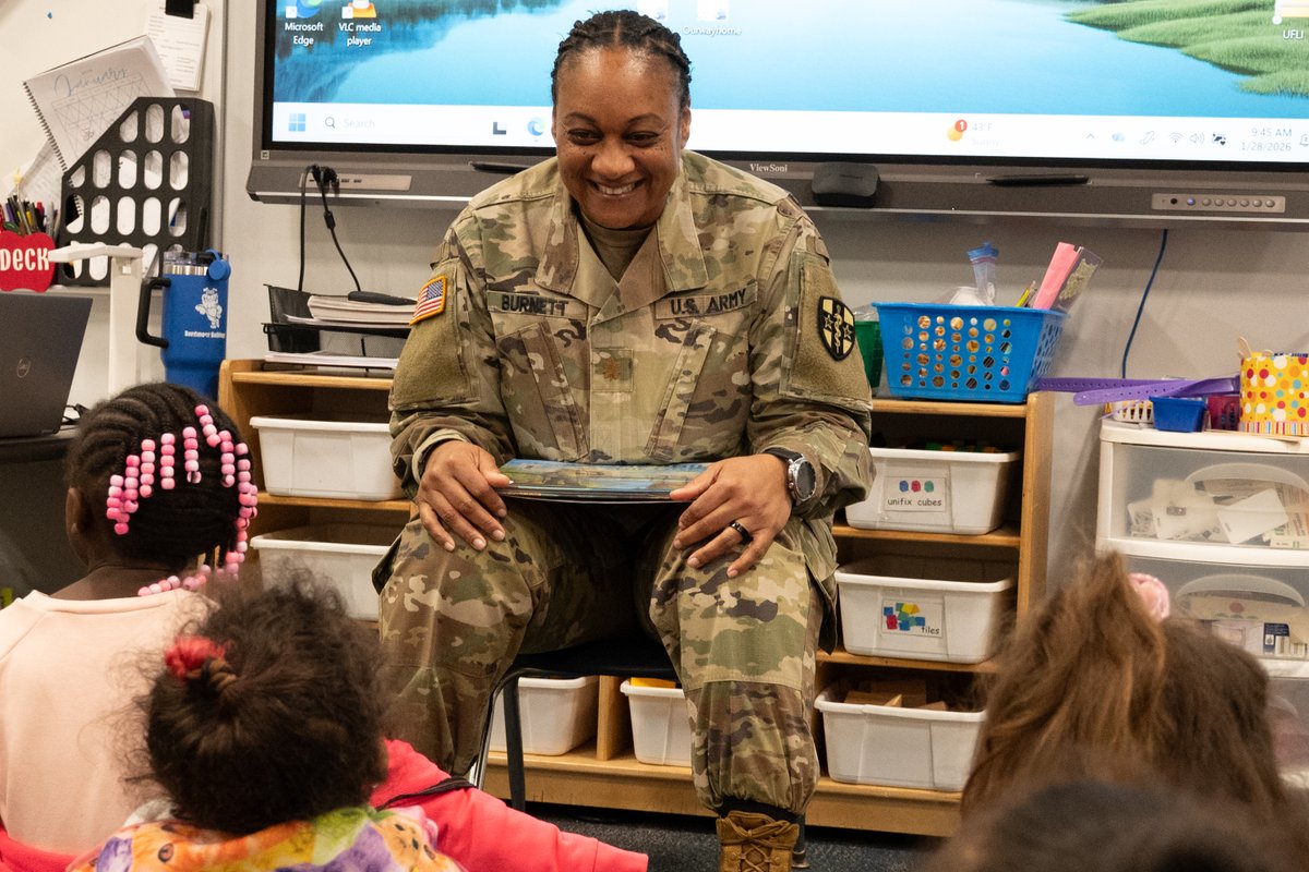 ARMEDCOM1's tweet image. Army Reserve Soldiers read to students at Bardmoor Elementary for Literacy Week’s “Read, White and Blue,” investing in our Soldiers, civilians and families.