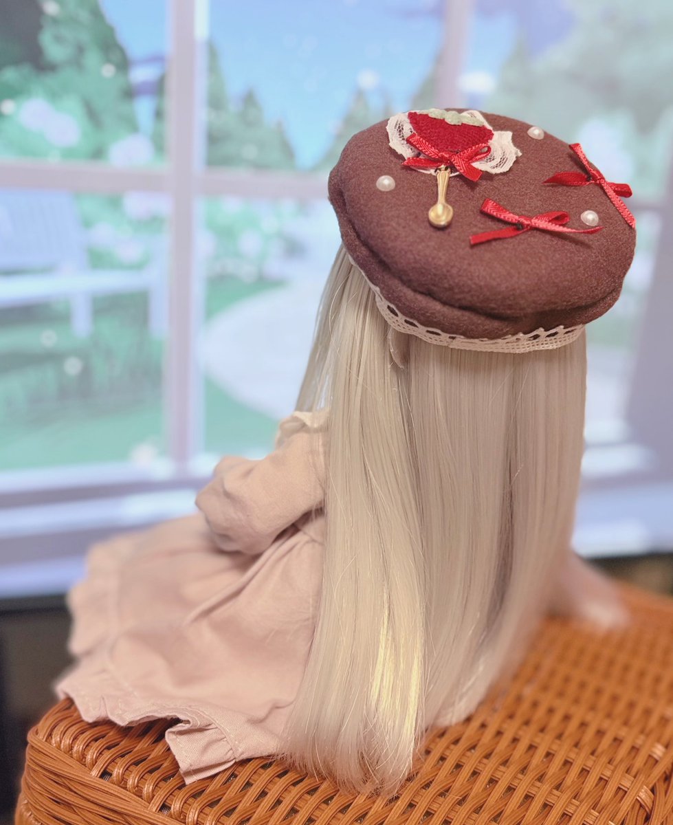 チョコレートケーキみたいなベレー帽お迎えしました🍫🍰
か、、かわいすぎる〜〜〜〜！！
他の色も欲しくなってきたな

#Dormirdoll
#うちのこかわいい
#TinyFox