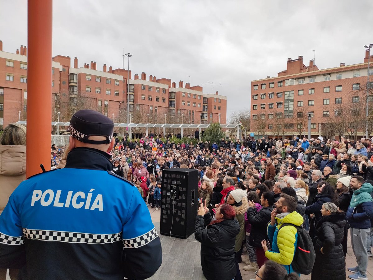 PoliciaMV's tweet photo. Hemos acompañado a los escolares de @CEIPDELIBES y otros a la Plaza de la Solidaridad con motivo del día escolar de la no violencia y la paz 🕊️
Lo que deseamos desde Policía Municipal de Valladolid es un mundo mejor y en paz 😍
#PazYAmor
#AgenteTutor
#PolicíaDeProximidad
#TuPolicía