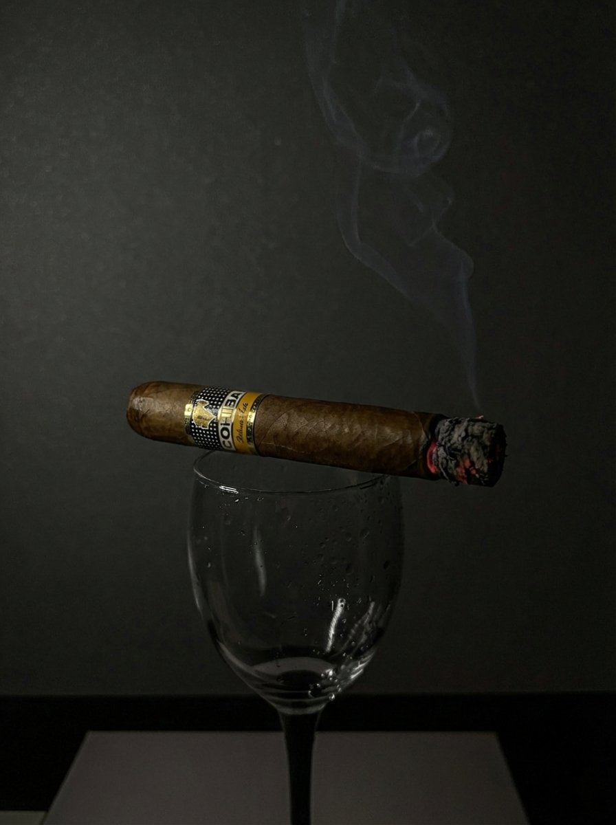 ⠀

⠀⠀⠀เขาวางแก้วที่บรรจุพอร์ตไวน์แดงเข้มไว้บนโต๊ะหินแกรนิต ก่อนจะหยิบซิการ์ขนาดโรบัสโตขึ้นมาพิจารณา ผิวสัมผัสของใบยาสูบที่พันทับกันอย่างประณีตนั้นขรุขระแต่สม่ำเสมอ มันหยาบเล็กน้อย เหมือนอะไรบางอย่างที่ผ่านกาลเวลามาพอสมควร

⠀