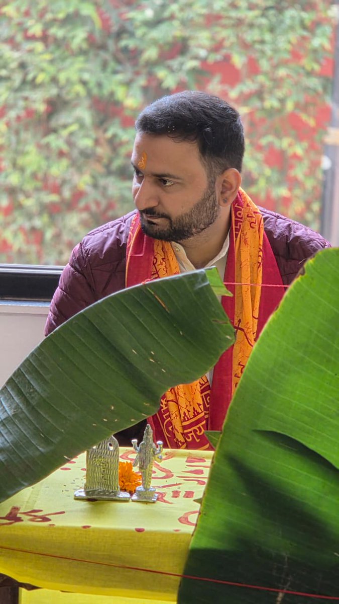 नए घर में आस्था की पहली रोशनी 🙏🏡

AB-91, शाहजहां रोड, लुटियंस दिल्ली स्थित अपने नए आवास में भगवान श्री सत्यनारायण जी की पावन पूजा-अर्चना कर जीवन की एक नई और शुभ शुरुआत की।
ईश्वर की कृपा से यह घर हमेशा खुशियों, प्रेम, सकारात्मकता और सफलता से भरा रहे — यही कामना है।