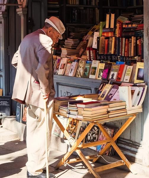 "El que acumula libros, acumula sueños, y si tienes muchos sueños, eres joven, aún cuando tengas ochenta años".
Ugo Ojetti