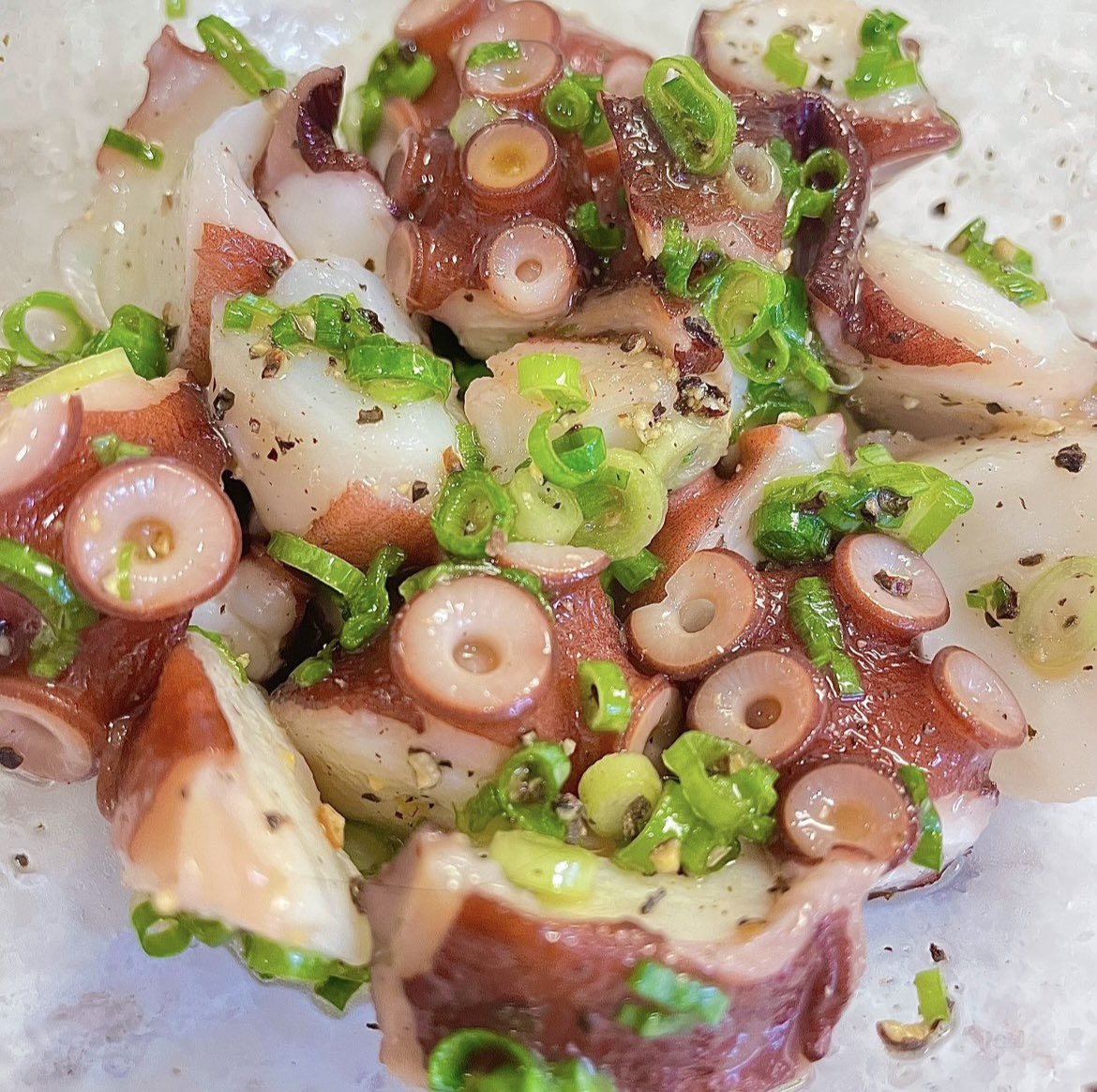 ボウルに鶏ガラ、しお、にんにくチューブ、ごま油、黒コショウと刻みネギとタコをよく和えて冷蔵庫で30分置くと言葉を失うレベルに美味い。タコの1番美味しい食べ方かもしれない。ほんとに何度でも作りたくなるよ。