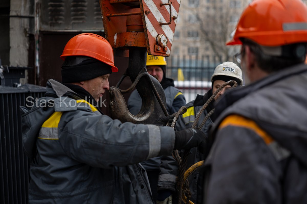 Бачив цього тижня дуже втомлених людей. Бо у них робочі зміни по 10-14 годин. Бо не сильно умні люди кидаються на ремонтні бригади чи блокують дороги, начитавшись хєрні в інтернеті. Бо думають, що так швидше отримають своє світло назад 👇